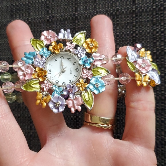 Spring floral watch - Picture 3 of 6